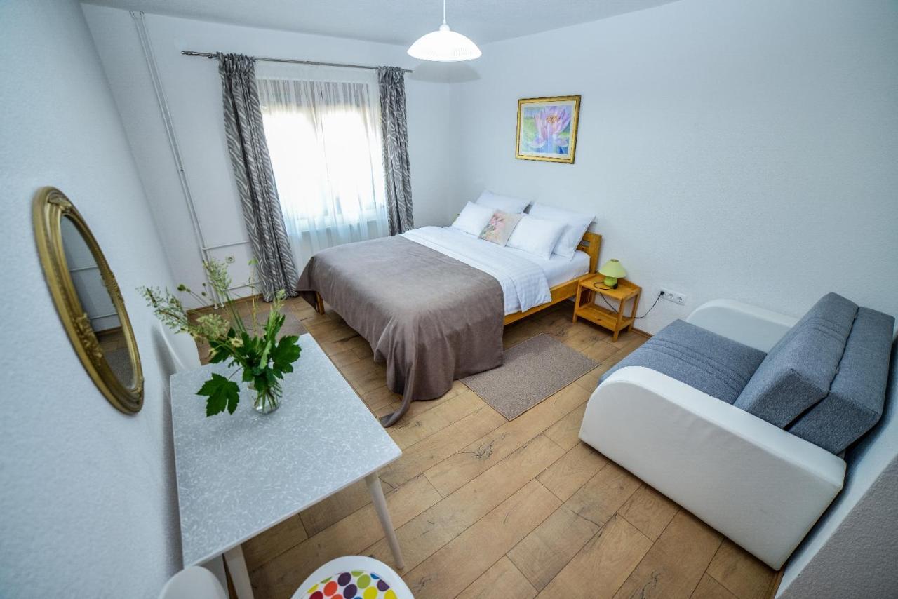 Sixteen Lakes Guest House Jezerce Esterno foto