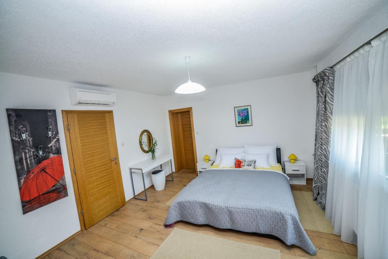 Sixteen Lakes Guest House Jezerce Esterno foto